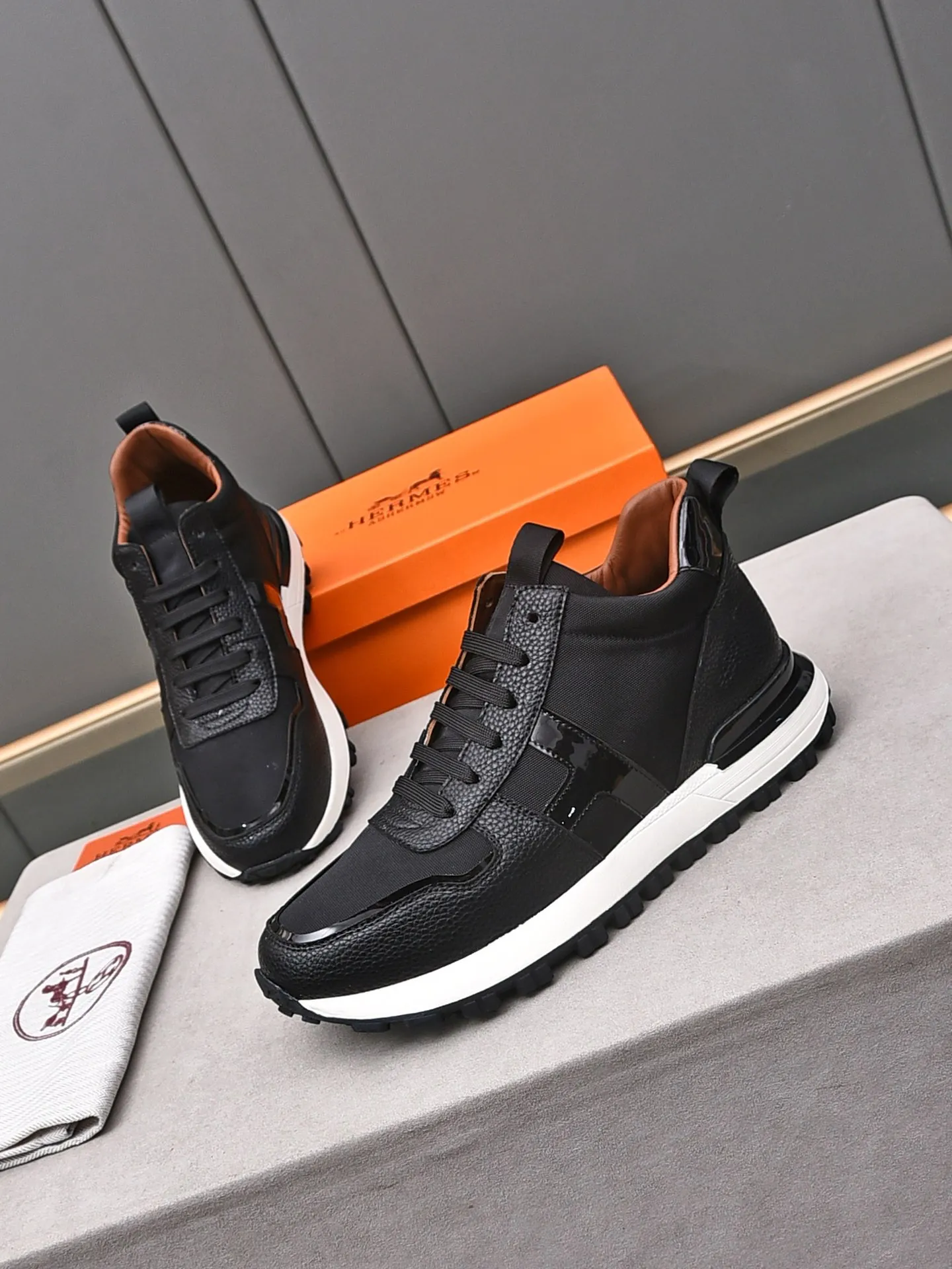 📛📛📛PPP480 (Hermes high-top)🆕Men's color-blocked sneakers, decorated with textured calfskin details. Spliced ​​with original cowhide, this shoe draws inspiration from the equestrian world, integrating technical details and practical functions. Breathable sheep lining, rubber wear-resistant outsole, high-end quality, every detail is perfectly combined! Size: 38-44 (45 can be customized)